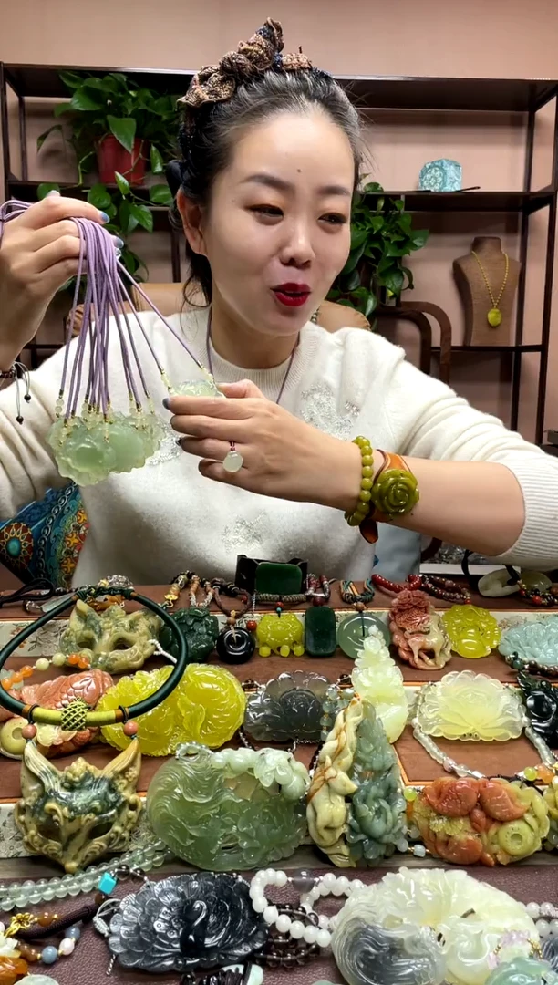 未镶嵌岫玉吊坠多样性发货发其中之一