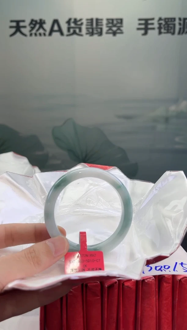翡翠手镯未镶嵌翡翠手镯