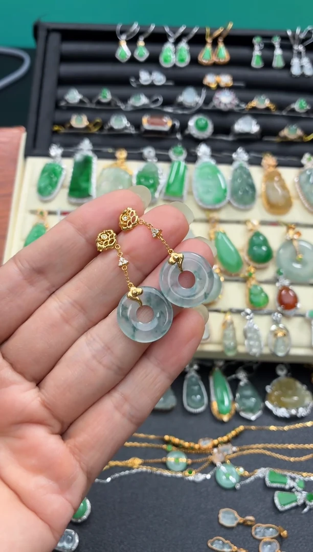 颈饰18K金镶嵌翡翠天然翡翠A货