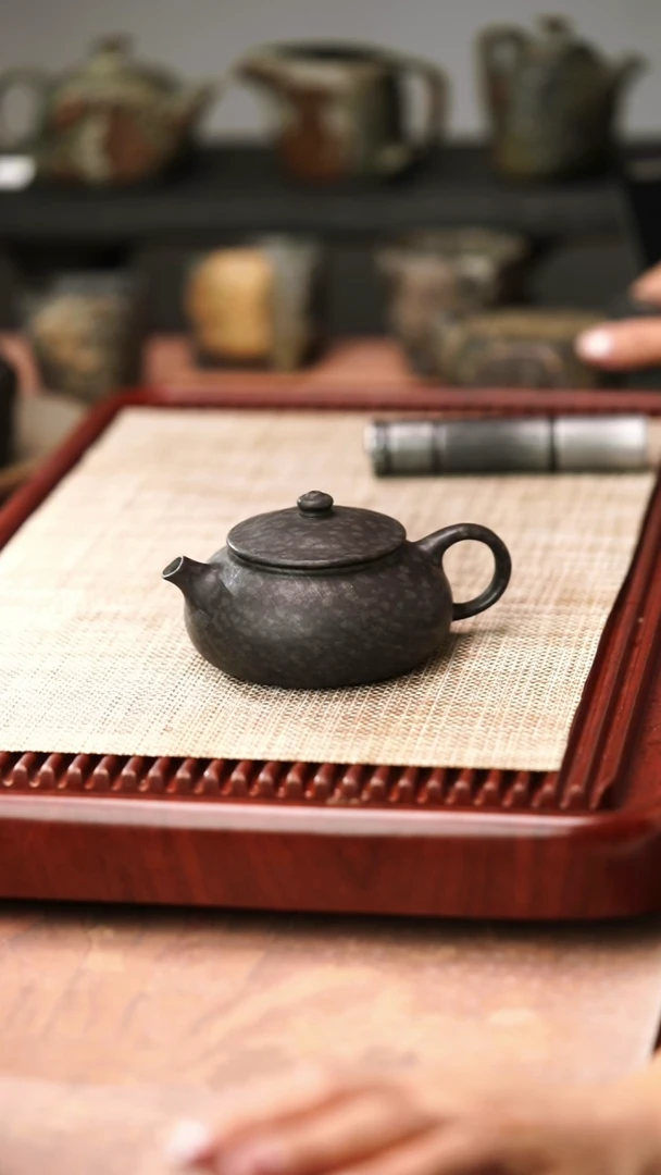 归玉堂冰碛岩重工雕刻斑斓鱼籽寒江壶