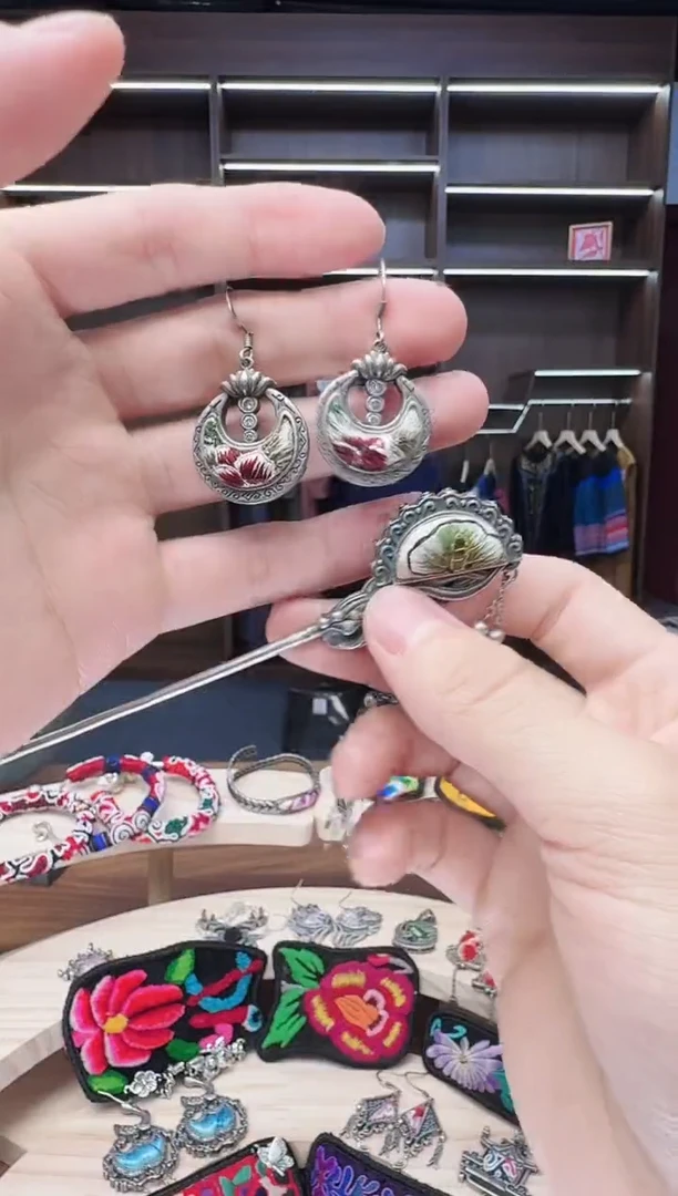 织绣67蒙阿苏苗绣传承