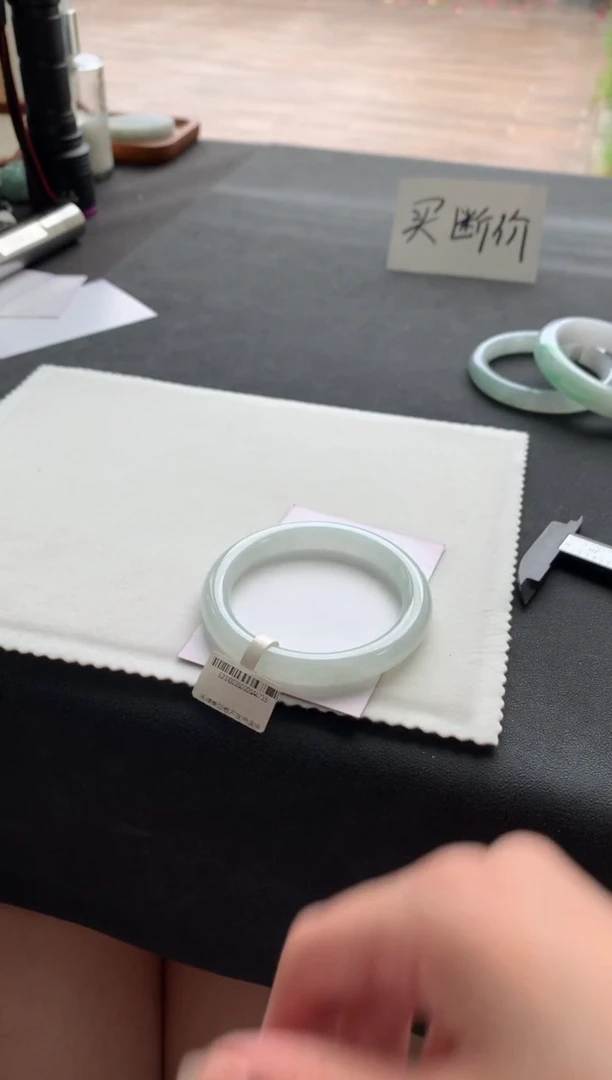 翡翠手镯未镶嵌55.5圆条买断A4735