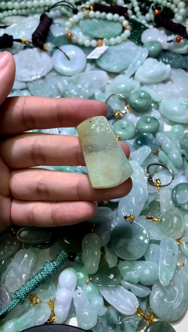 颈饰未镶嵌翡翠无事牌