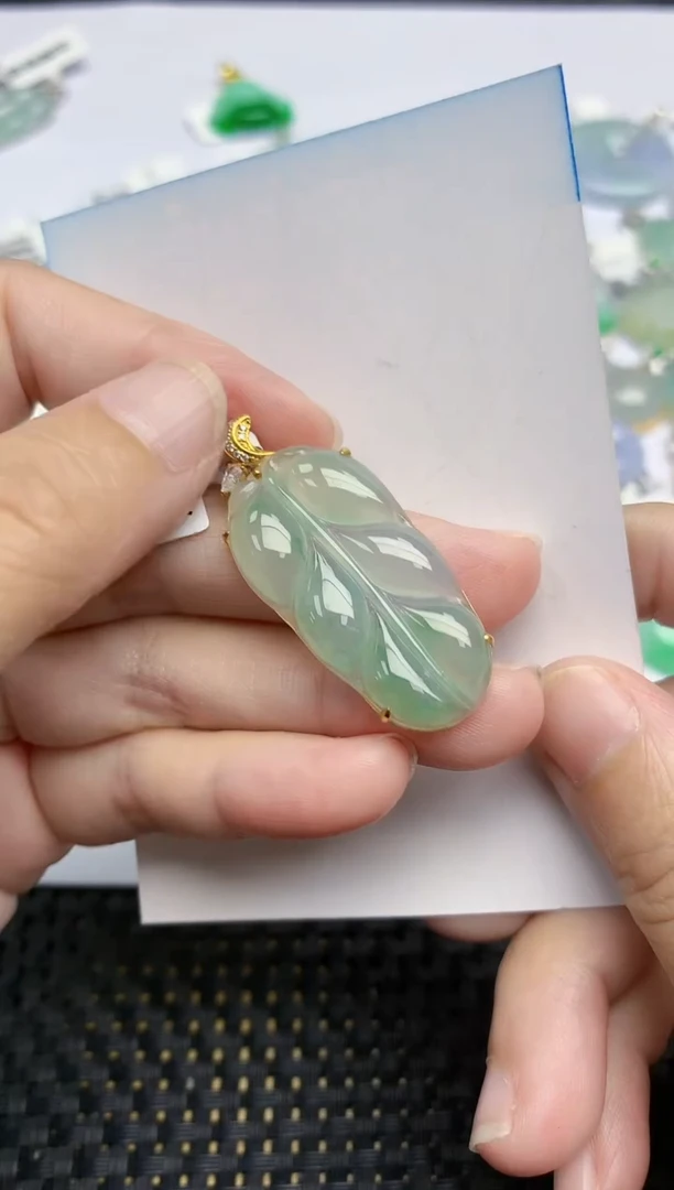 翡翠18K金镶嵌颈饰天然翡翠A货