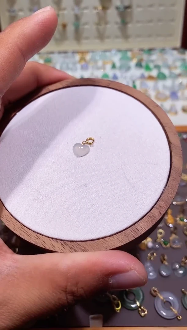 颈饰18K金镶嵌翡翠111111