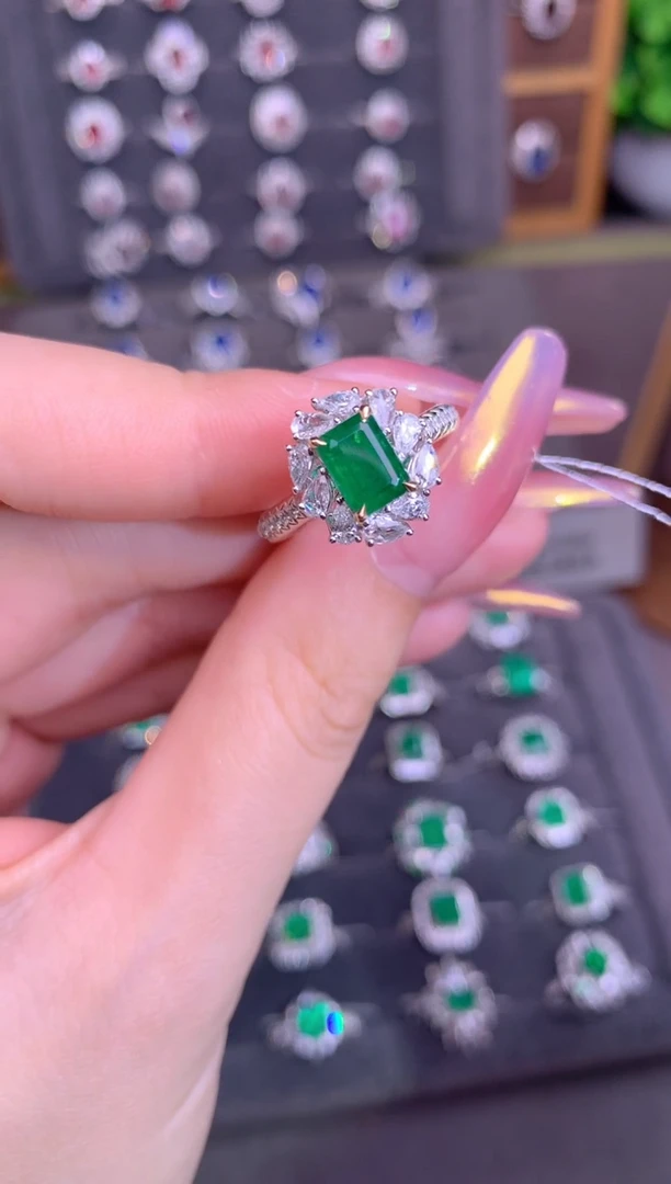 祖母绿戒指18K金镶嵌1.02CT