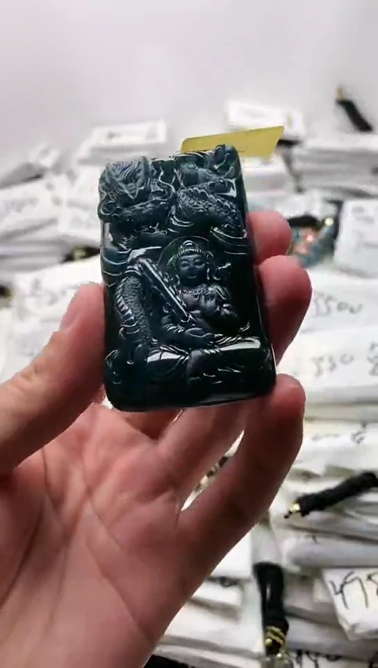 翡翠未镶嵌颈饰虚空藏