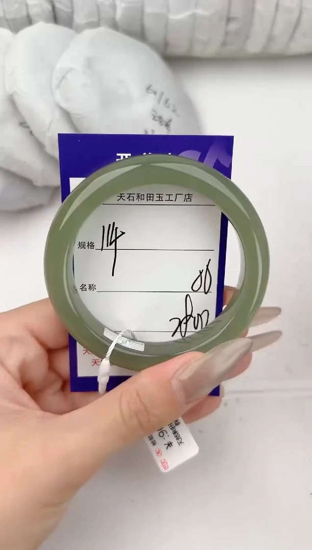 和田玉手镯未镶嵌114颜色微差无瑕疵