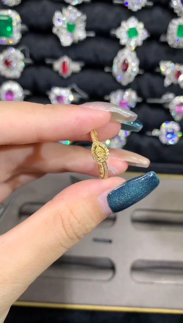 戒指18K金镶嵌钻石戒指