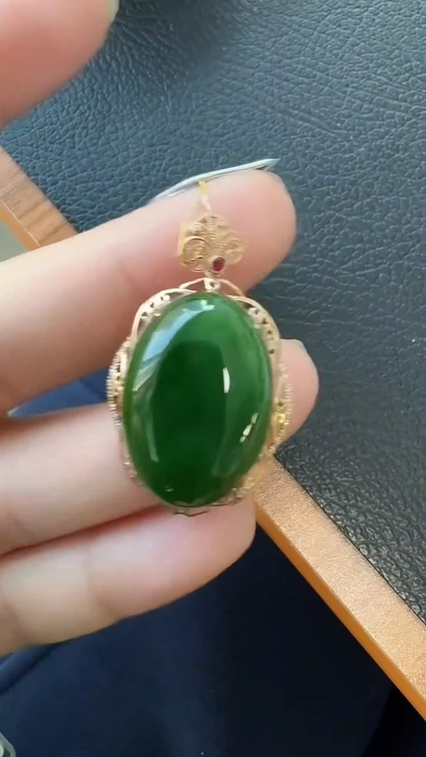 颈饰18K金镶嵌和田玉荣倩