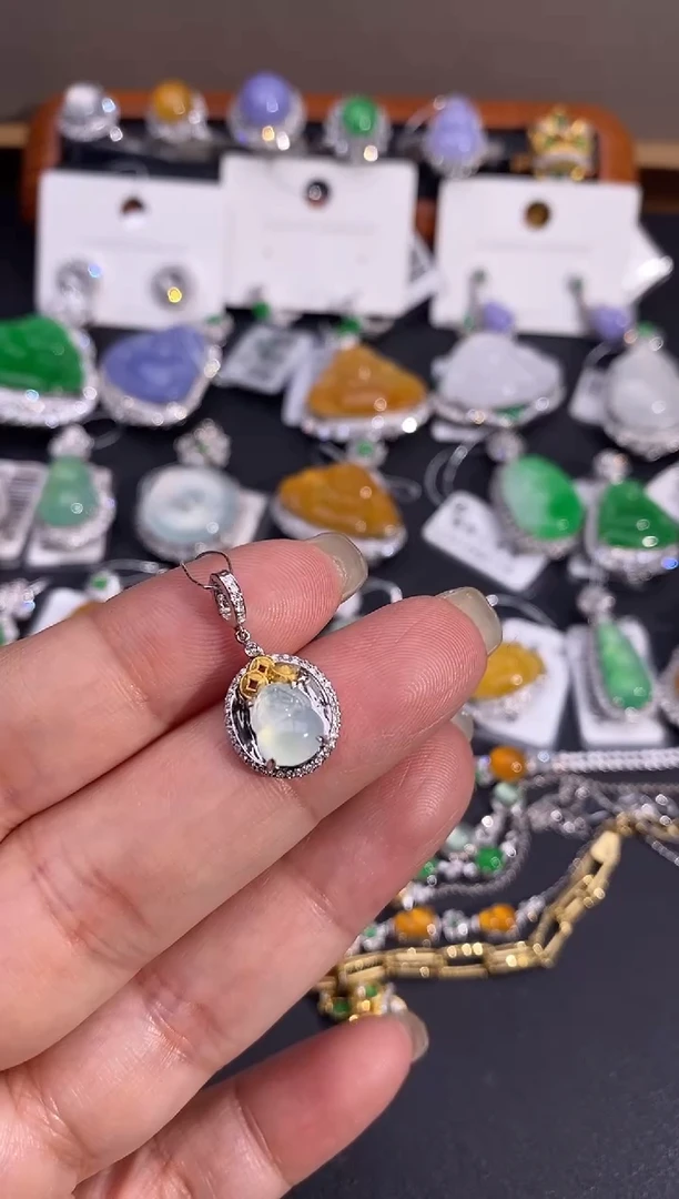 【闪购商品】翡翠吊坠(不含链)18K金镶嵌吊坠