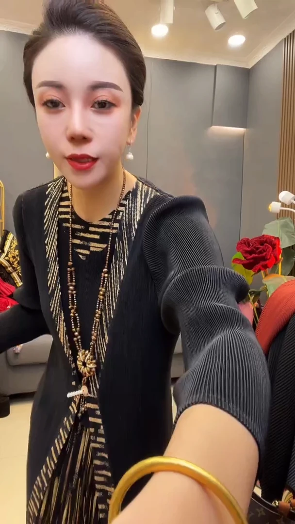 聚酯纤维（涤纶）黑色 金边裙