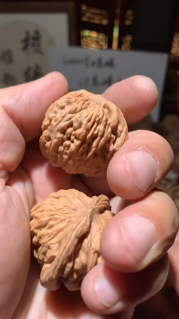 文玩核桃把件【核缘雅趣】39左右汉高楼，同尺寸随机发