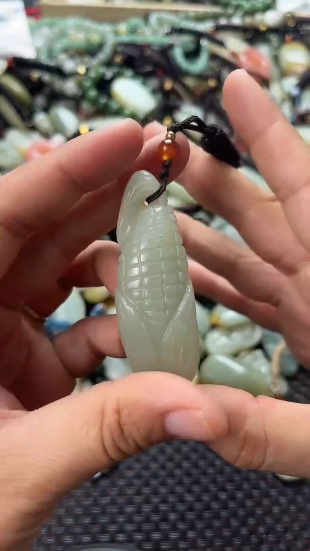 和田玉未镶嵌颈饰（多样性发一件）没有证书有瑕