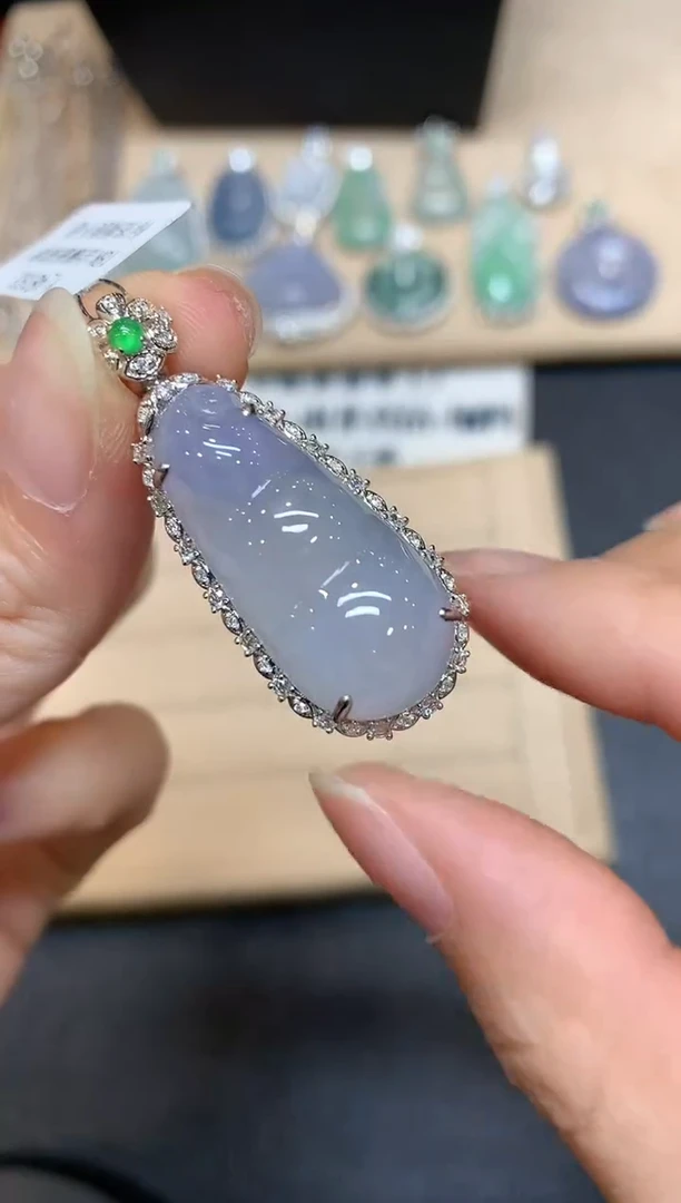 【闪购商品】翡翠颈饰18K金镶嵌福豆【无服务费