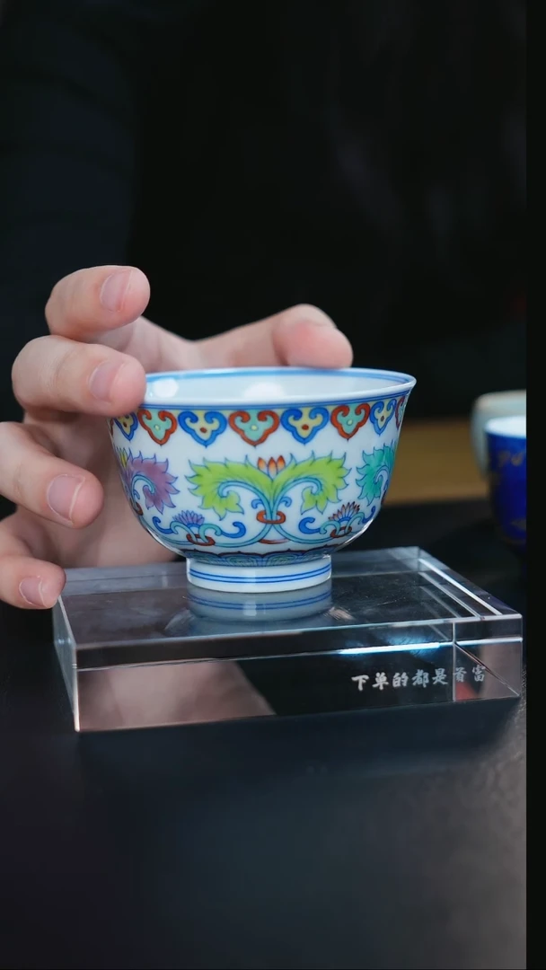 斗彩凤尾草主人杯