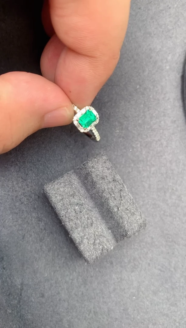 祖母绿戒指18K金镶嵌62分祖母绿戒指AC