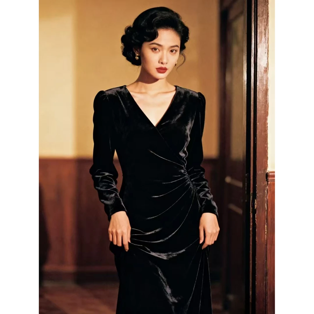 复古风黑色丝绒连衣裙女秋冬季V领收腰显瘦轻奢名媛宴会礼服长裙