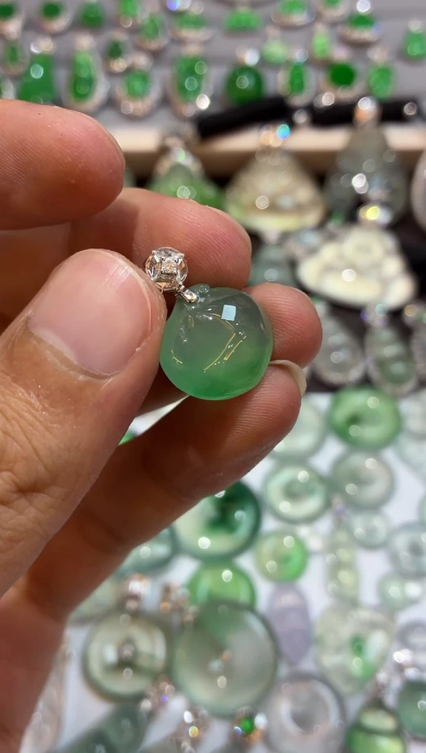 吊坠(不含链)18K金镶嵌翡翠桃子