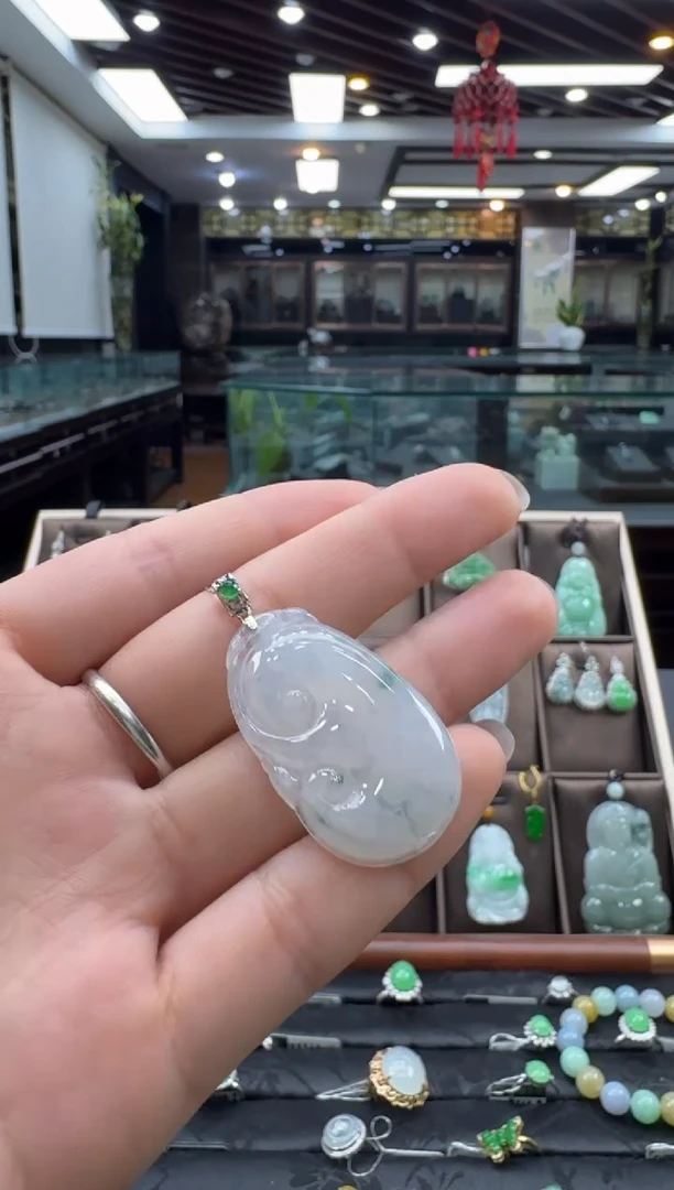 颈饰18K金镶嵌翡翠如意