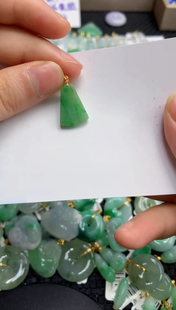 翡翠18K金镶嵌颈饰111111111