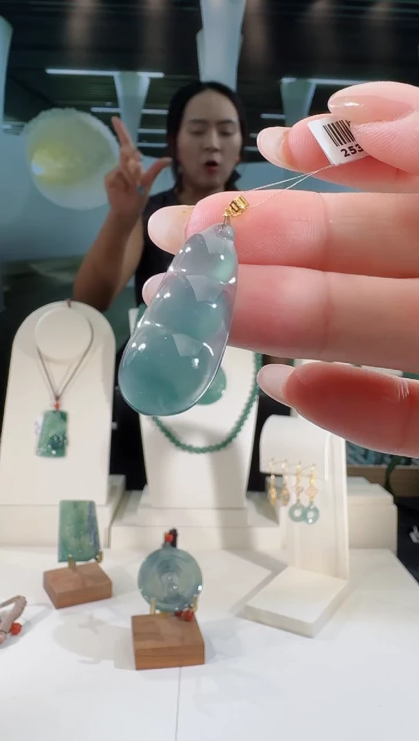 翡翠18K金镶嵌吊坠(不含链)豆子