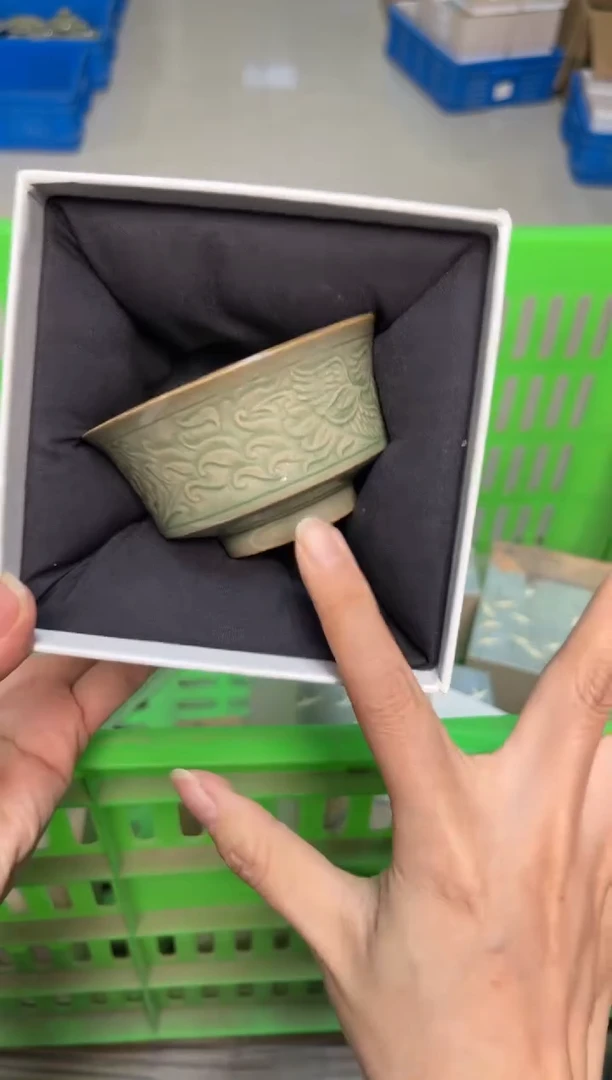 陶瓷秘色凤穿牡丹纹扯足杯