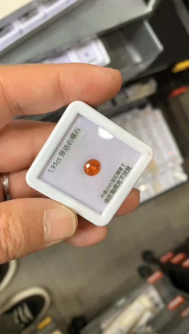 未镶嵌裸石石榴石（芬达石）1.91ct 52