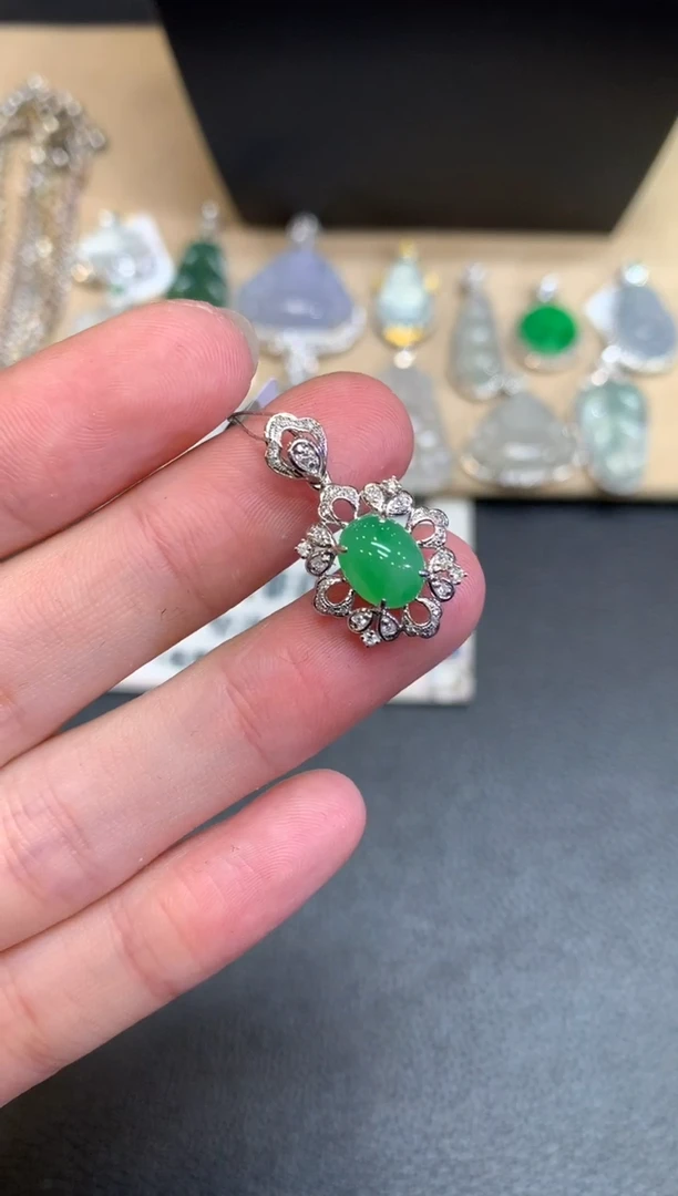 【闪购商品】翡翠颈饰18K金镶嵌蛋面【无服务费】