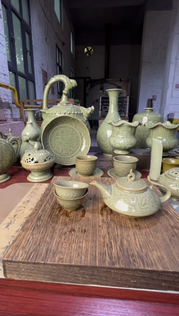 微瑕耀州窑莲纹虚扁壶+莲纹小杯2