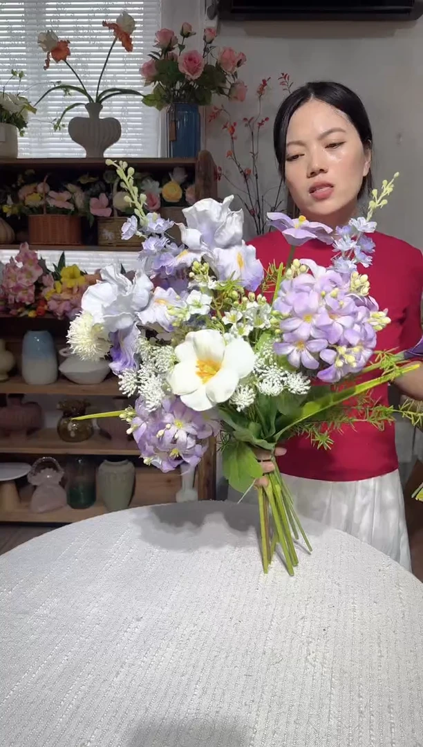 58  紫白色系手感鸢尾花绣球郁金香混搭花束，清仓尾货福利