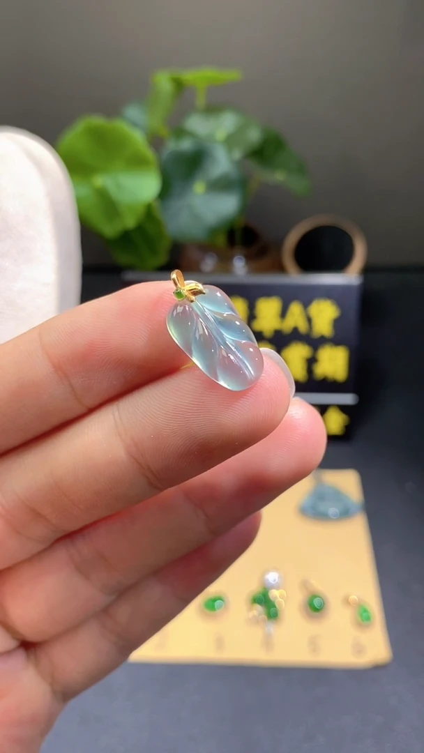 颈饰18K金镶嵌翡翠翡翠A货