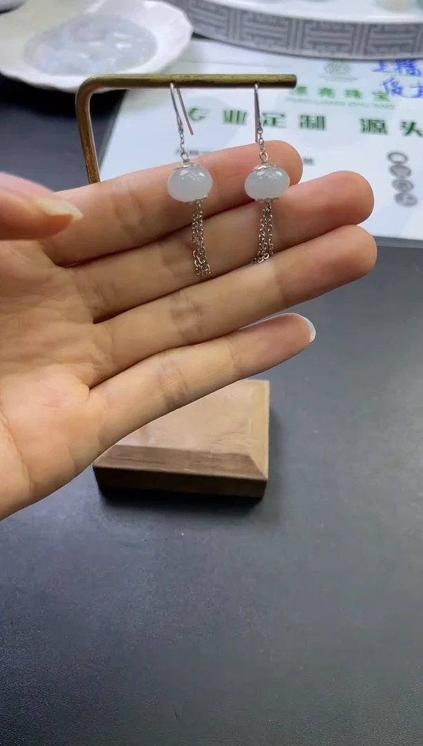 银S925镶嵌翡翠耳环灯笼珠耳钩一对