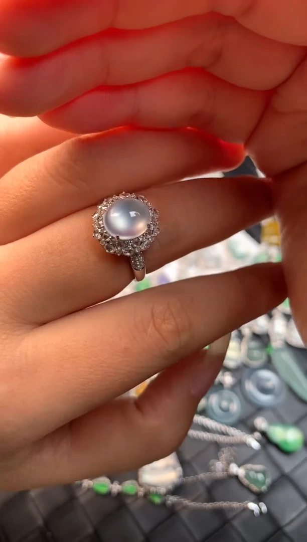 颈饰18K金镶嵌翡翠玻璃蛋戒指