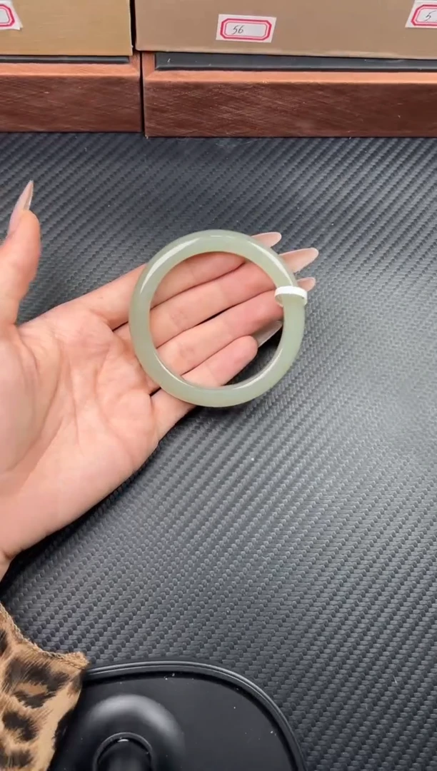 未镶嵌手镯和田玉且末近矿微色差56K