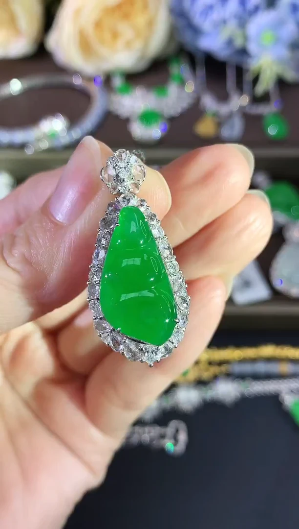 吊坠(不含链)18K金镶嵌翡翠坐**起188|78000