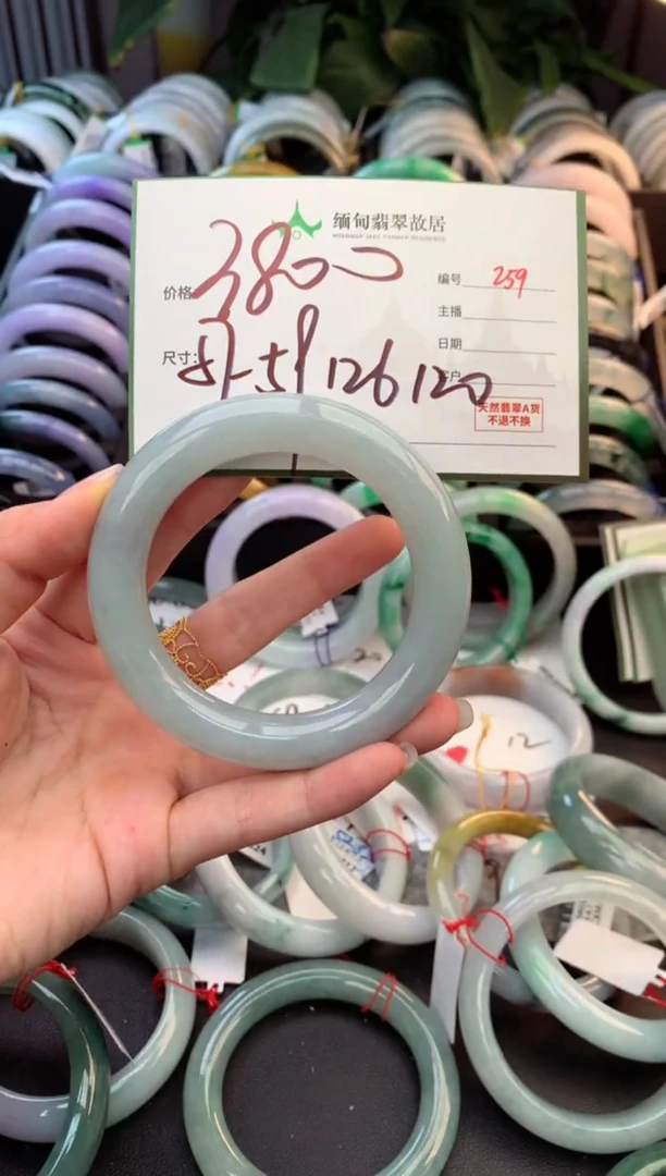 未镶嵌定制翡翠毛货需精细抛光+多人