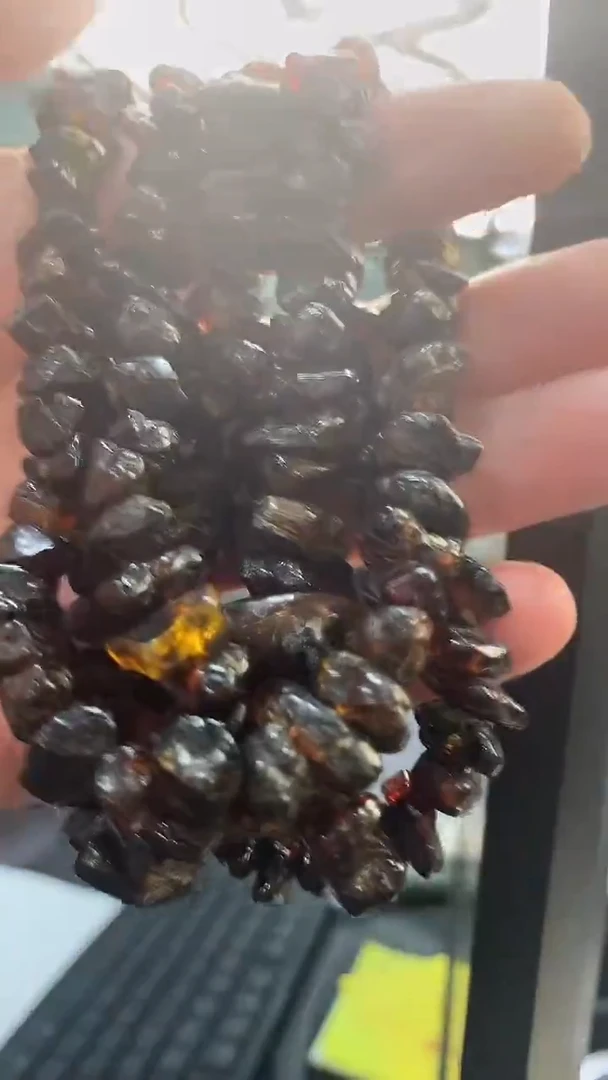 未镶嵌颈饰琥珀药珀 多样性发其一