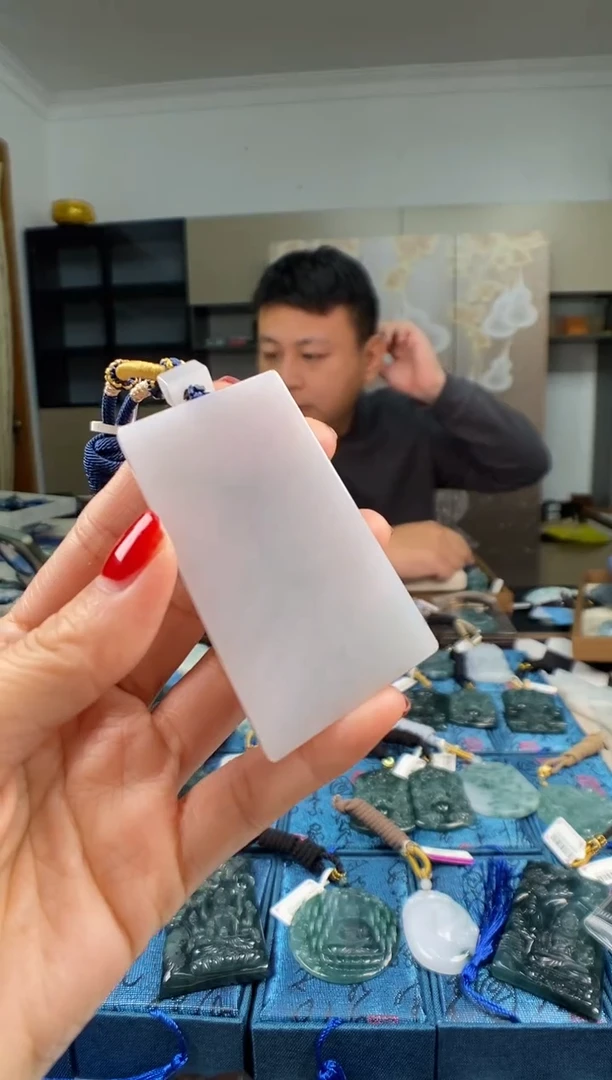 颈饰未镶嵌翡翠  多样性发其一