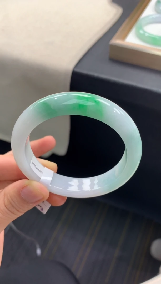 未镶嵌手镯翡翠退货需手镯吊牌标签完好
