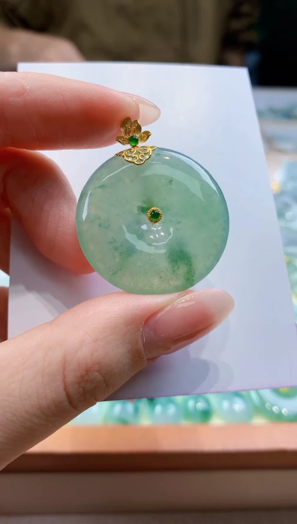 翡翠18K金镶嵌颈饰天然缅甸a货翡翠