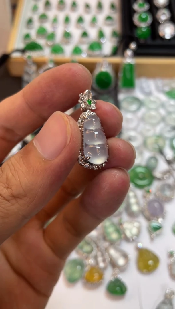 翡翠18K金镶嵌吊坠(不含链)豆子