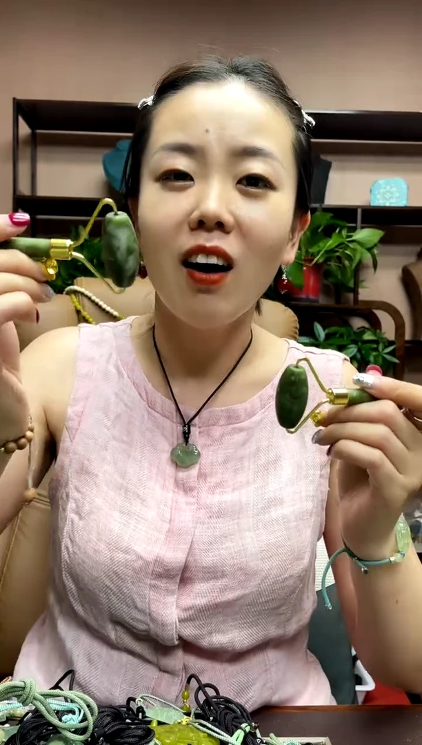 岫玉未镶嵌颈饰多样性发货发其中之一