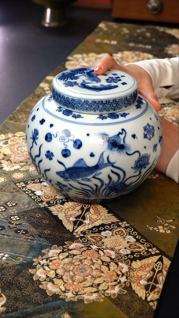 杯待月观山青花双盖鱼藻茶叶罐