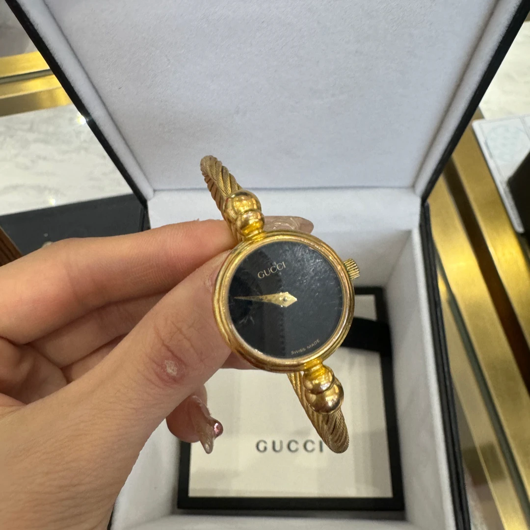 95新 GUCCI/古驰 安洁利 古驰金色黑表盘手表