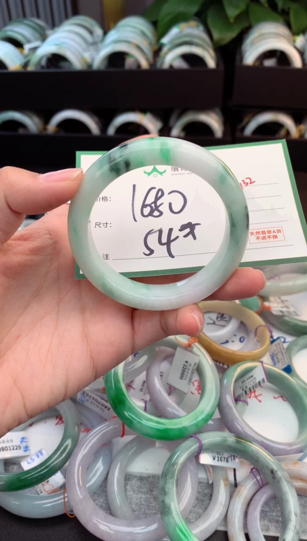 未镶嵌定制翡翠毛货需精细抛光+多人