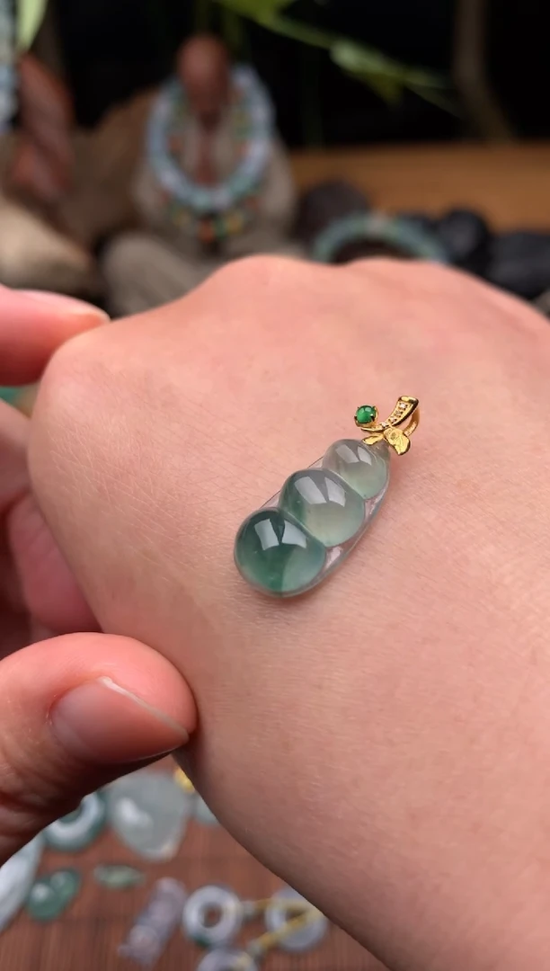 颈饰18K金镶嵌翡翠吊坠