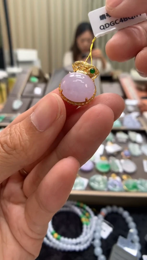 翡翠18K金镶嵌颈饰蛋面