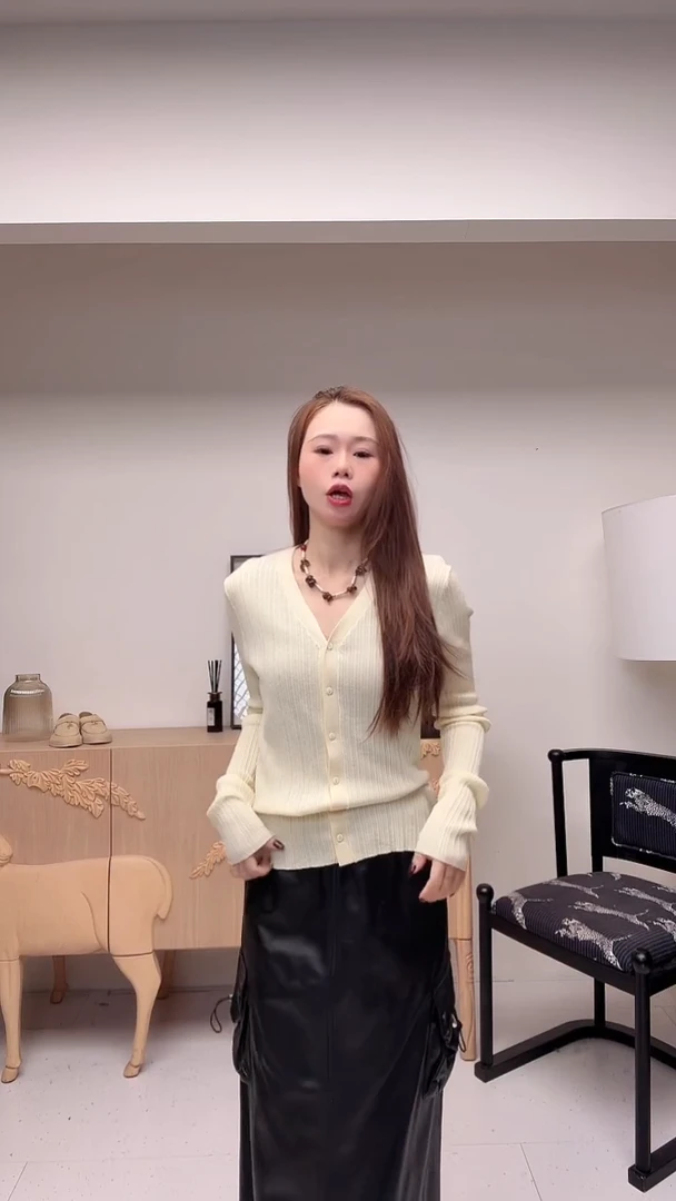 淡鹅黄色经典开衫