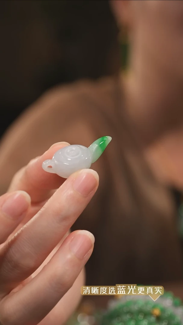翡翠摆件未镶嵌白底青翡翠茶壶摆件